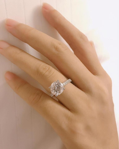 Chiếc nhẫn kim cương đính hôn của Phạm Hương.