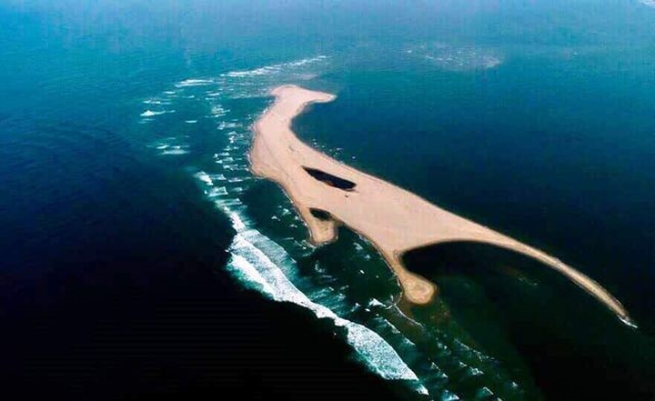Ảnh: Đảo nổi kỳ lạ xuất hiện giữa biển Hội An, làm “khó” chính quyền