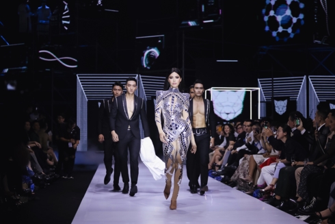 siêu mẫu minh tú được dàn mẫu nam 6 múi hộ tống trên sàn catwalk hình 10 sieu mau minh tu duoc dan mau nam 6 mui ho tong tren san catwalk hinh 10