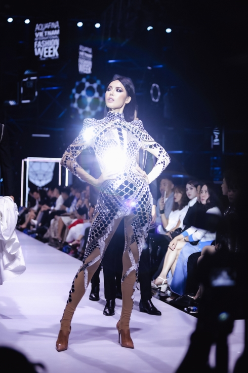 siêu mẫu minh tú được dàn mẫu nam 6 múi hộ tống trên sàn catwalk hình 11 sieu mau minh tu duoc dan mau nam 6 mui ho tong tren san catwalk hinh 11