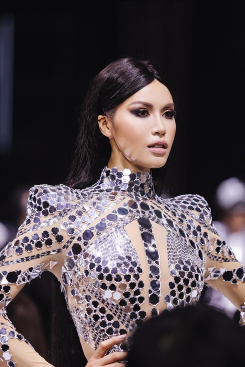 siêu mẫu minh tú được dàn mẫu nam 6 múi hộ tống trên sàn catwalk hình 13 sieu mau minh tu duoc dan mau nam 6 mui ho tong tren san catwalk hinh 13