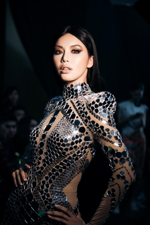 siêu mẫu minh tú được dàn mẫu nam 6 múi hộ tống trên sàn catwalk hình 1 sieu mau minh tu duoc dan mau nam 6 mui ho tong tren san catwalk hinh 1