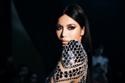 siêu mẫu minh tú được dàn mẫu nam 6 múi hộ tống trên sàn catwalk hình 2 sieu mau minh tu duoc dan mau nam 6 mui ho tong tren san catwalk hinh 2