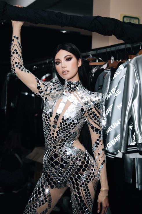siêu mẫu minh tú được dàn mẫu nam 6 múi hộ tống trên sàn catwalk hình 4 sieu mau minh tu duoc dan mau nam 6 mui ho tong tren san catwalk hinh 4