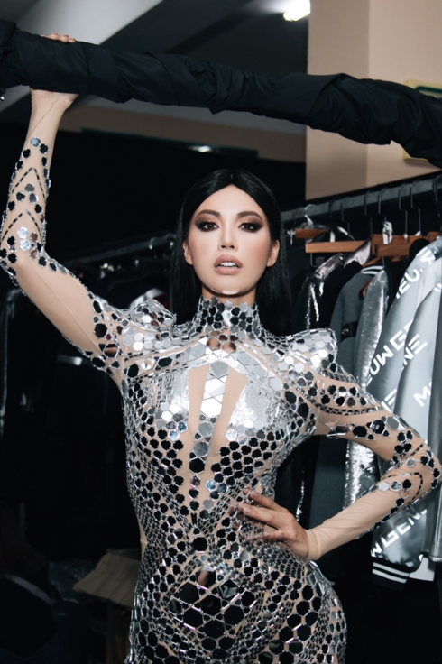 siêu mẫu minh tú được dàn mẫu nam 6 múi hộ tống trên sàn catwalk hình 5 sieu mau minh tu duoc dan mau nam 6 mui ho tong tren san catwalk hinh 5
