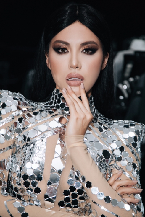 siêu mẫu minh tú được dàn mẫu nam 6 múi hộ tống trên sàn catwalk hình 7 sieu mau minh tu duoc dan mau nam 6 mui ho tong tren san catwalk hinh 7