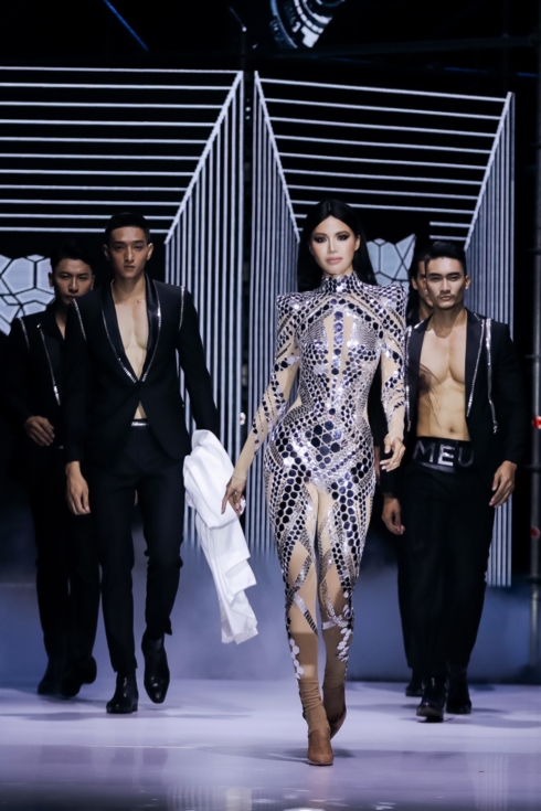 siêu mẫu minh tú được dàn mẫu nam 6 múi hộ tống trên sàn catwalk hình 8 sieu mau minh tu duoc dan mau nam 6 mui ho tong tren san catwalk hinh 8