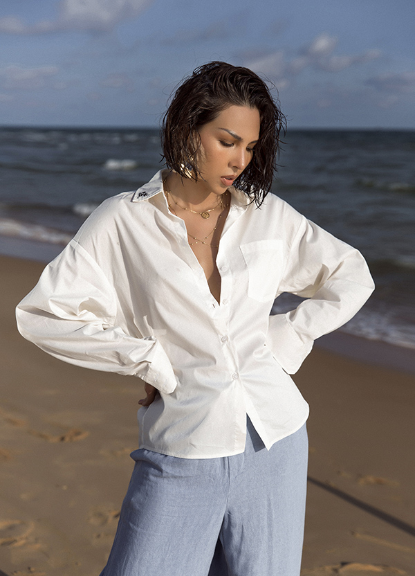 Sơ mi xệ vai, quần suông ống rộng có thể sử dụng khi đi dạo phố, mua sắm và vẫn giúp phái đẹp thể hiện nét cá tính khi mix đồ đi biển.