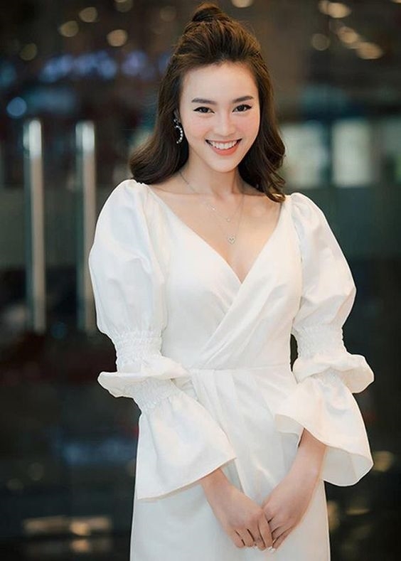 Ninh Dương Lan Ngọc: Mặc đơn sắc, ít họa tiết nhưng vẫn nổi bần bật Ninh Duong Lan Ngoc: Mac don sac, it hoa tiet nhung van noi ban bat