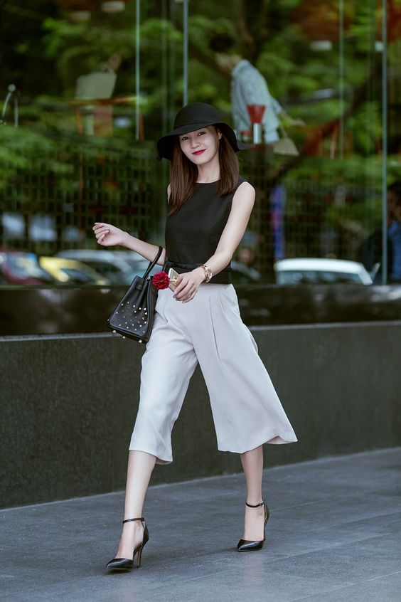 Ninh Dương Lan Ngọc: Mặc đơn sắc, ít họa tiết nhưng vẫn nổi bần bật Ninh Duong Lan Ngoc: Mac don sac, it hoa tiet nhung van noi ban bat