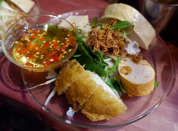 Bánh ướt bình dân ngay 'phố Wall' Sài Gòn
