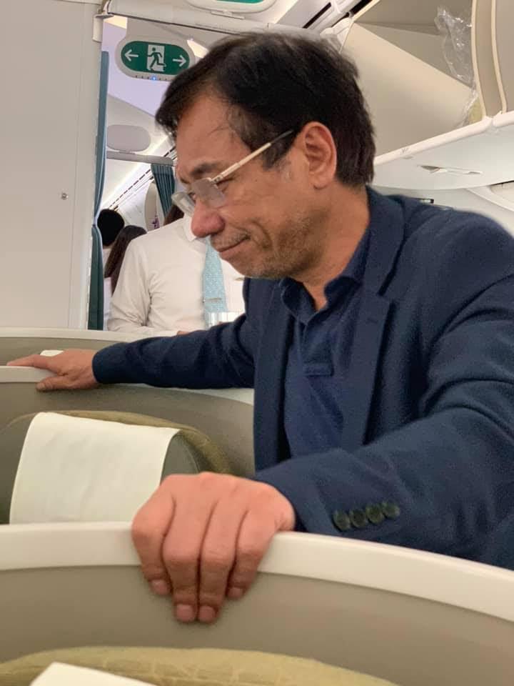 Khach thuong gia say xin, sam so co gai tre tren may bay la dai gia bat dong san Dat Lanh hinh anh 2