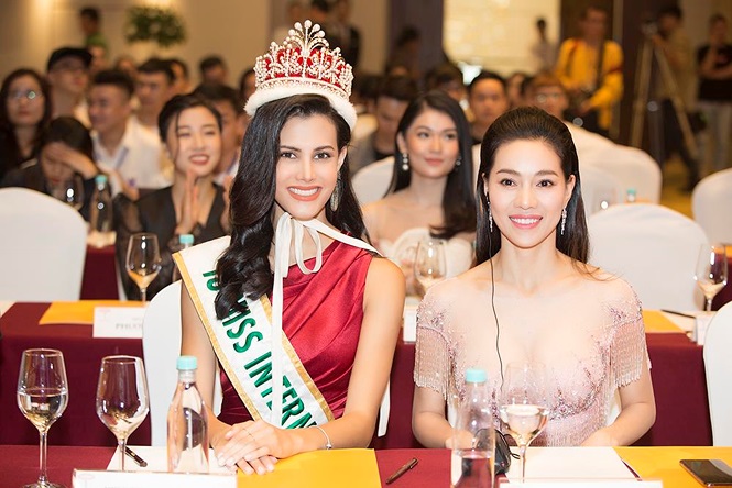 Hoàng Thuỳ ngày càng mặc gợi cảm, táo bạo trước thềm Miss Universe 2019 - ảnh 8