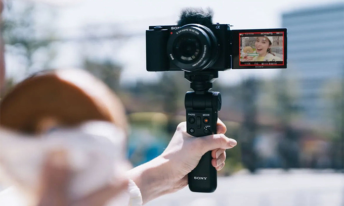 Sony ra máy ảnh có thể tự quay vlog tại nhà