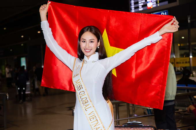 Clip hot: Đoàn Hồng Trang diện áo dài trắng tinh khôi lên đường dự thi Miss Global 2022 tại Indonesia
