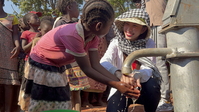 Hoa hậu Thùy Tiên đến châu Phi xây giếng nước sạch