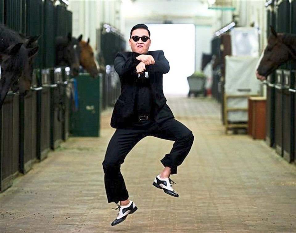 Giai điệu cũng như những điệu nhảy ngựa được lan truyền mạnh mẽ, trở thành một trào lưu dành cho giới trẻ. Ảnh: Gangnam Style