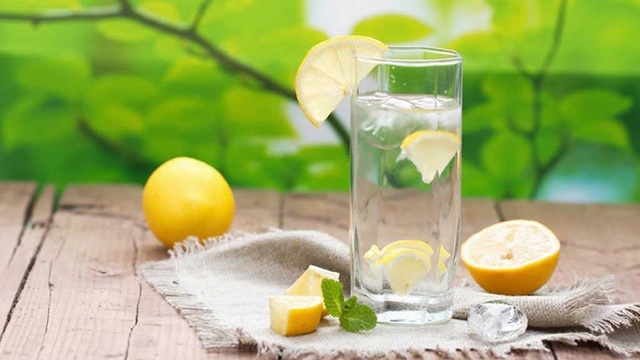 5 lý do bạn nên uống nước chanh ấm vào buổi sáng