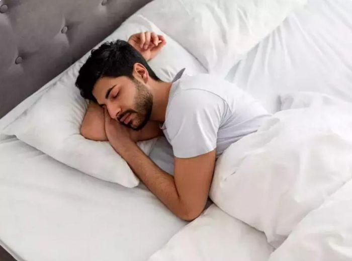 Ngủ đủ giấc: Ngủ cũng là cách đơn giản để tăng chất lượng tinh trùng. Vì thế bạn cần duy trì một thói quen ngủ thích hợp, ngủ và dậy đúng giờ. Điều này cũng giúp điều chỉnh nhịp điệu của cơ thể bạn. Ngoài ra, khi có một giấc ngủ ngon cũng sẽ giúp bạn nạp đầy năng lượng và góp phần tăng số lượng tinh trùng của bạn./.