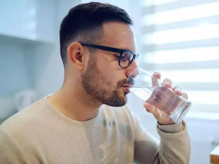 Uống nhiều nước: Uống nhiều nước giúp loại bỏ các chất thải không mong muốn ra khỏi cơ thể. Ngoài ra, tinh dịch là nước, khi cung cấp nước cho cơ thể sẽ có lợi trong việc cải thiện chất lượng tinh trùng và tinh dịch.