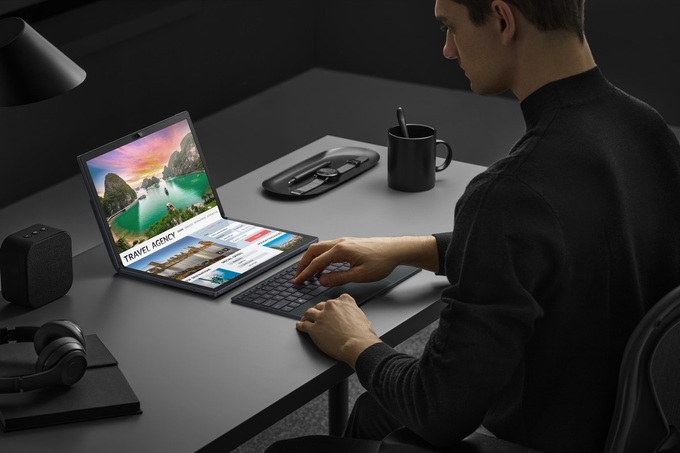 Zenbook 17 Fold OLED có thể gập đôi màn hình hoặc sử dụng như một chiếc máy tính bảng cỡ lớn (Ảnh: Asus).