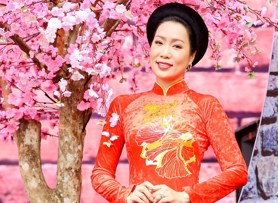 Á hậu Trịnh Kim Chi chúc khán giả đầu năm với bộ ảnh đón Xuân