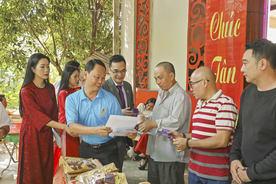 NSND Trịnh Kim Chi mang Tết đến sớm tại Khu dưỡng lão Nghệ Sĩ 
