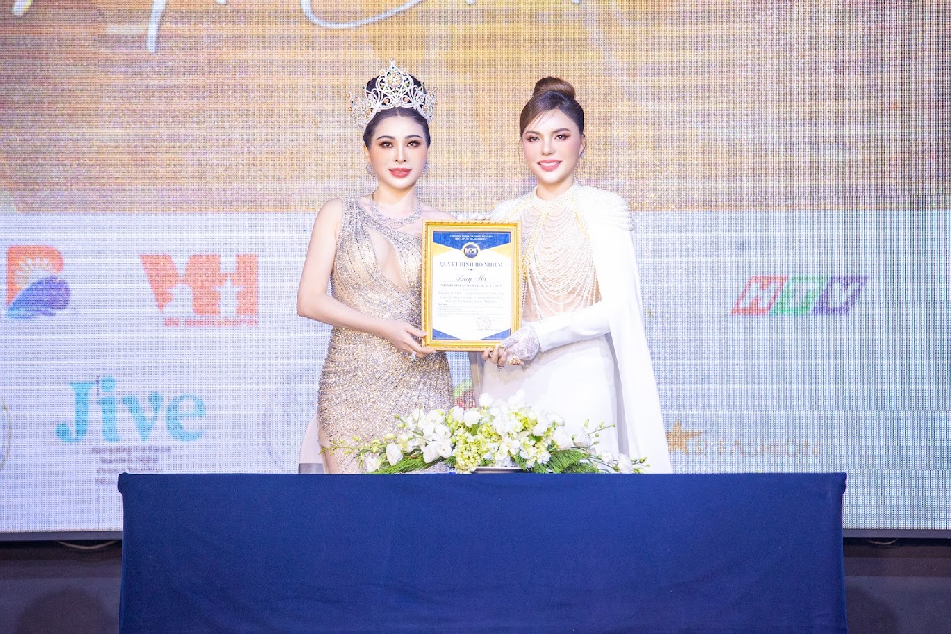 Hoa hậu Lucy Hà,doanh nhân,sắc đẹp
