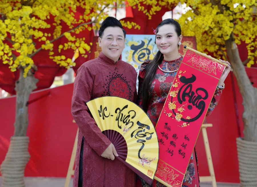 Mc Xuân Tiến cùng vợ  đón Tết sớm tại phố ông đồ