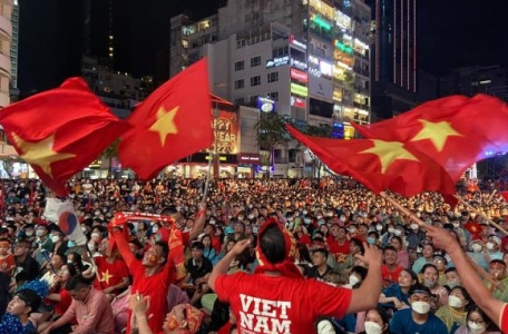 Clip: CĐV đổ ra đường ăn mừng chiến thắng U23 Việt Nam