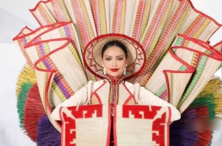 Hoa hậu Ngọc Châu trình diễn trang phục “Chiếu Cà Mau” trước khi sang Mỹ tham dự Miss Universe 2022